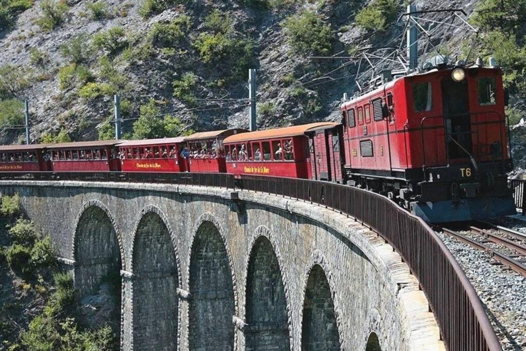 Gite Au Printemps Japonais, Petit Train De La Mure, Parc Des Ecrins Pierre-Chatel Екстер'єр фото