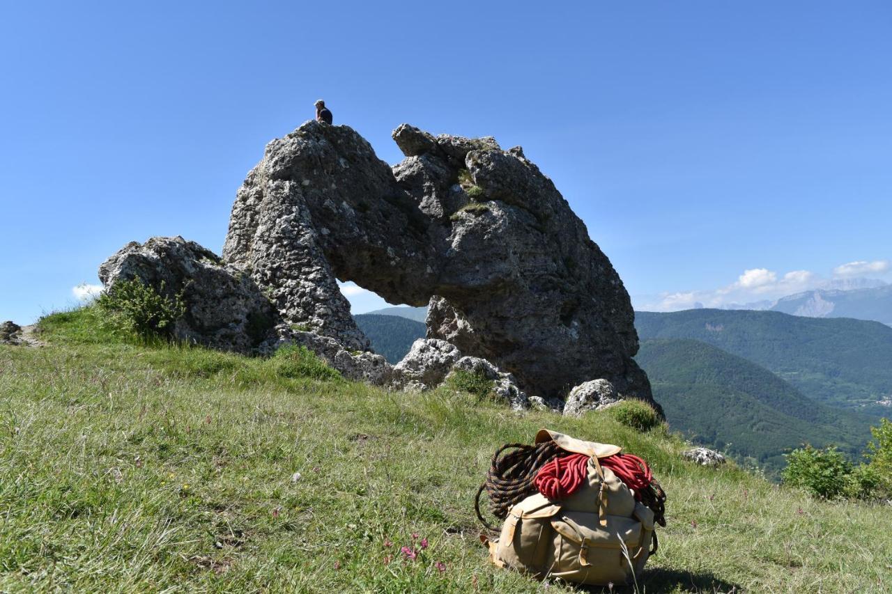 Gite Au Printemps Japonais, Petit Train De La Mure, Parc Des Ecrins Pierre-Chatel Екстер'єр фото